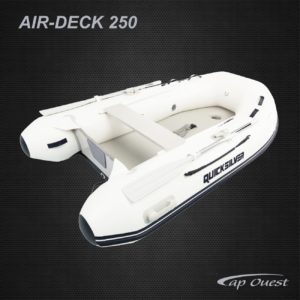Bateau d'occasion Quicksilver 250 Air Deck, à vendre. Cap Ouest, vente de bateaux d'occasion et neufs. Centre agrée Mercury et revendeur Quicksilver.