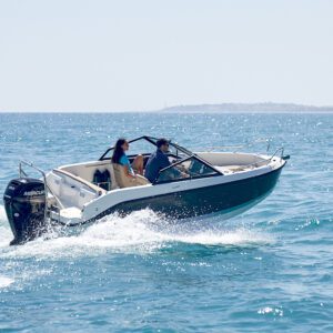 Bateau à vendre : Quicksilver 555 Bowrider. Cap Ouest, vente de bateaux d'occasion et bateaux neufs. Revendeur Quicksilver et centre agrée Mercury.