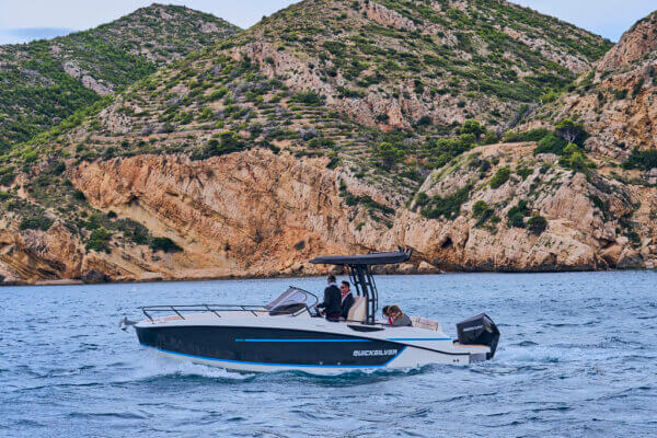 Bateau d'occasion mais en état neuf, modèle Quicksilver 805 Open, avec moteur neuf Mercury. A découvrir chez Cap Ouest vente de bateaux neufs et d'occasion