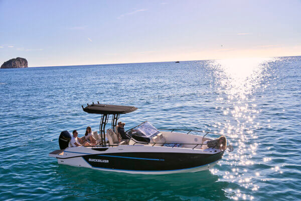 Bateau d'occasion mais en état neuf, modèle Quicksilver 805 Open, avec moteur neuf Mercury. A découvrir chez Cap Ouest vente de bateaux neufs et d'occasion