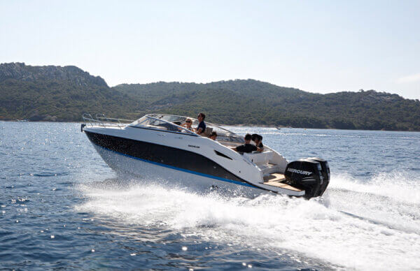 Bateau d'occasion mais en état neuf, modèle Quicksilver 805 Cruiser, avec moteur neuf Mercury. A découvrir chez Cap Ouest vente de bateaux neufs et d'occasion