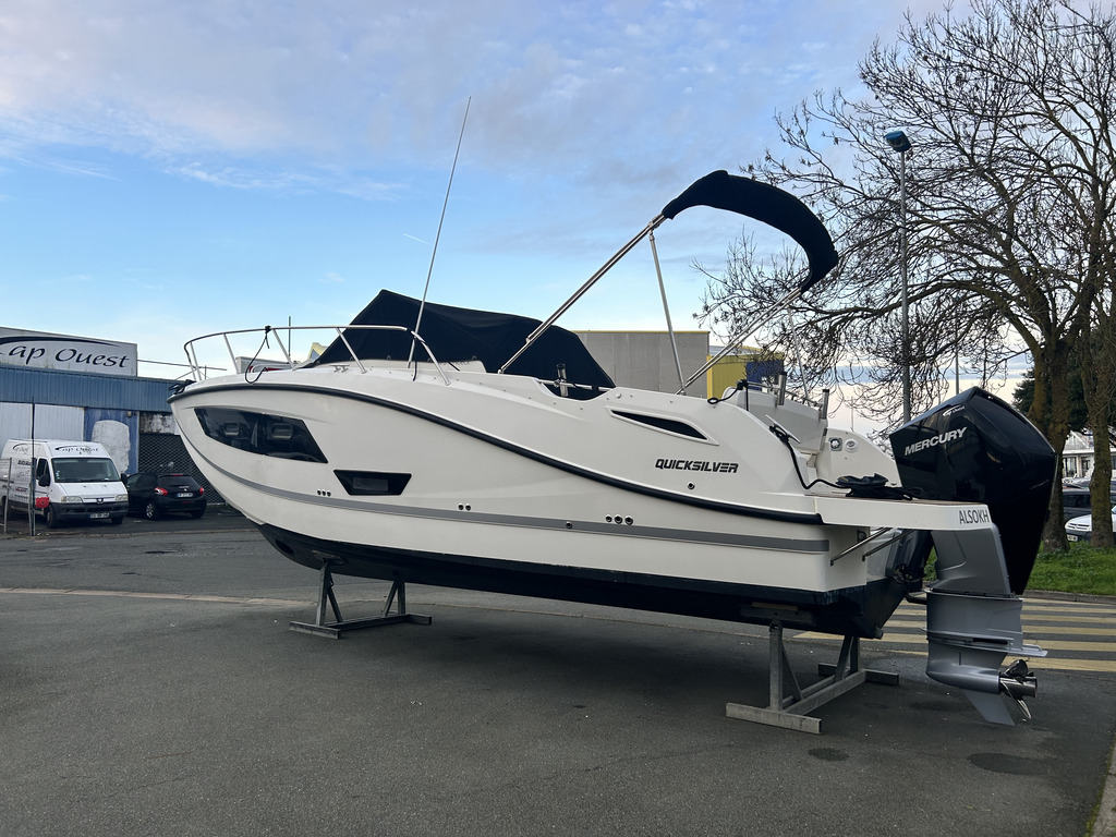 Quicksilver 875 Sundeck