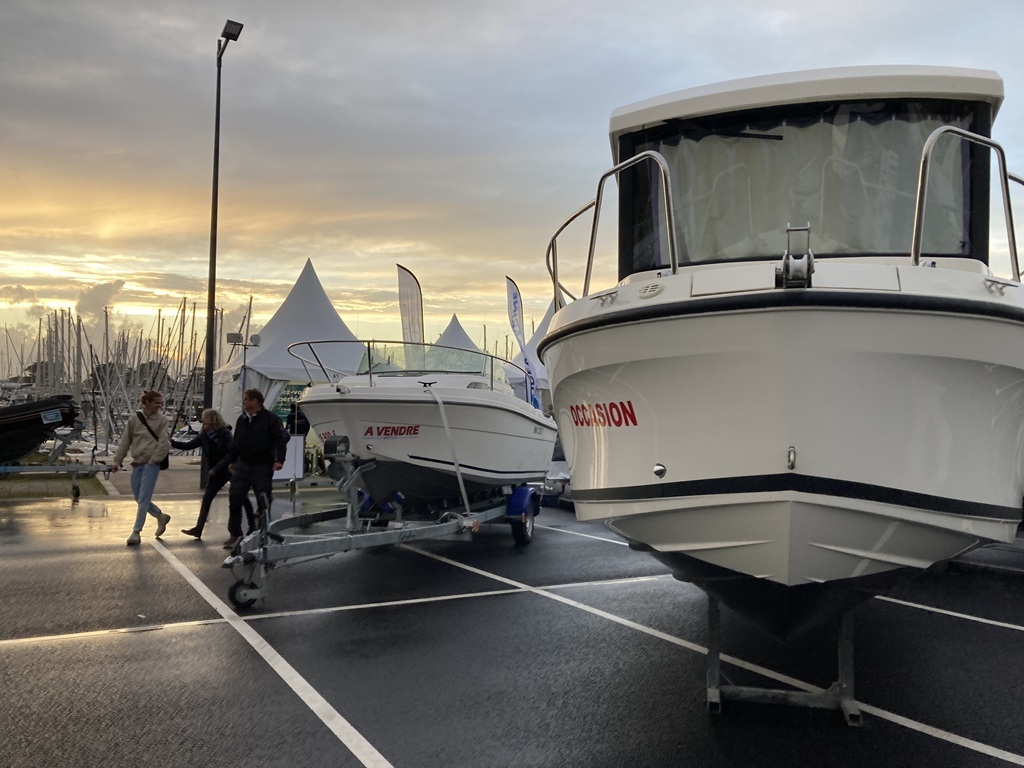 Bateaux en vente au coucher soleil
