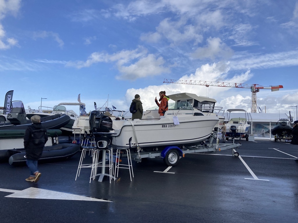 Bateaux exposés sur un parking
