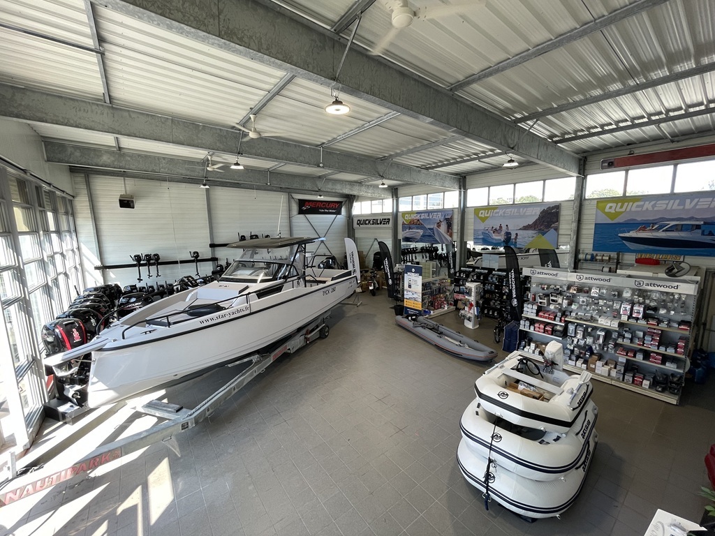 Bateaux et moteurs en magasin