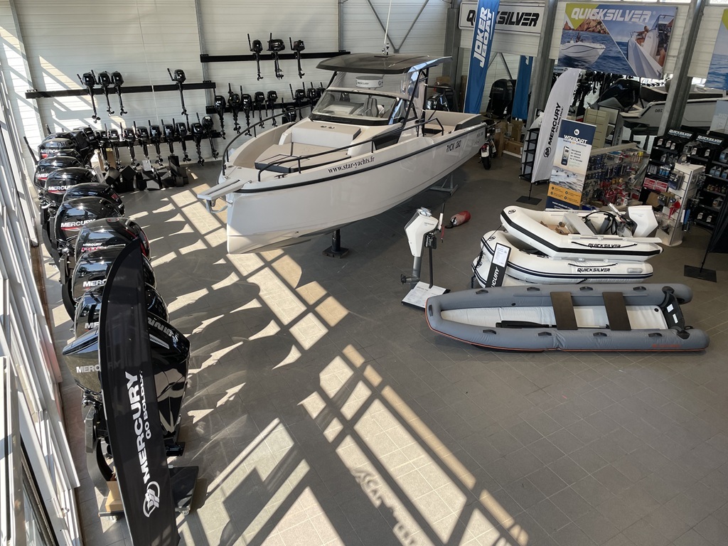 Bateaux et moteurs hors-bord en magasin